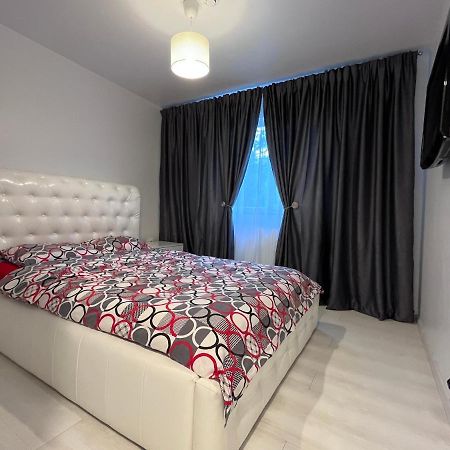 شقة كرايوفا  في White & Elegant Luxury Apartament المظهر الخارجي الصورة
